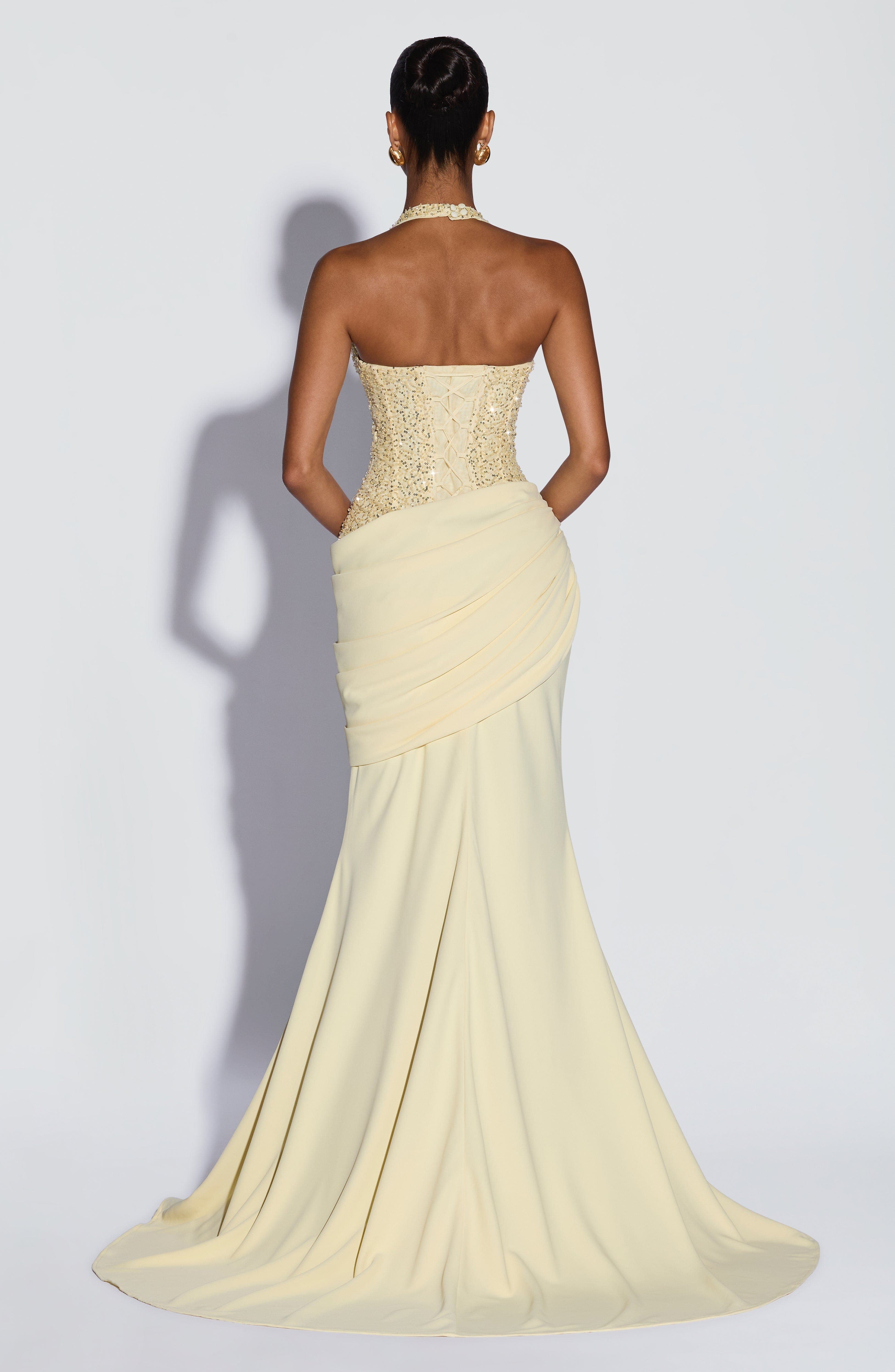 Maxi Dress Halter - ชุดเดรสยาวหรูหราแบบคอวีประดับเลื่อม ทรงเมอร์เมดพร้อมดีไซน์จับจีบที่สะโพก เหมาะสำหรับงานเลี้ยงตอนเย็น งานพรอม งานค็อกเทล งานแต่งงาน