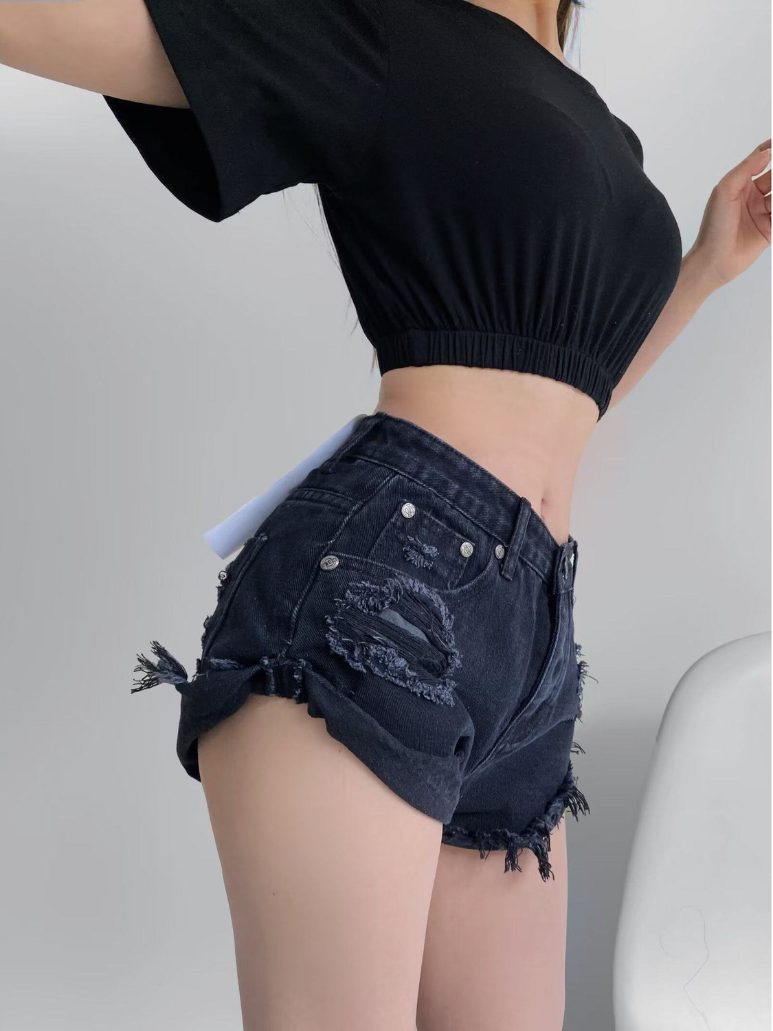 Shorts Denim Frayed - กางเกงยีนส์ขาสั้นเอวต่ำสำหรับผู้หญิง สไตล์ Y2K ขอบรุ่ย ขาดเซอร์ๆ เหมาะสำหรับใส่เที่ยวหน้าร้อน