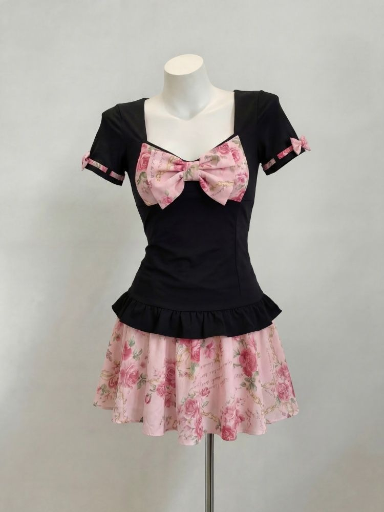 Romper Floral Print - ชุดเซ็ตสองชิ้นลายดอกไม้หวานๆ สำหรับผู้หญิง เสื้อครอปแต่งระบายผูกโบว์ทรงเข้ารูป + กระโปรงมินิเอวสูง สไตล์แฟชั่นฮาราจูกุ