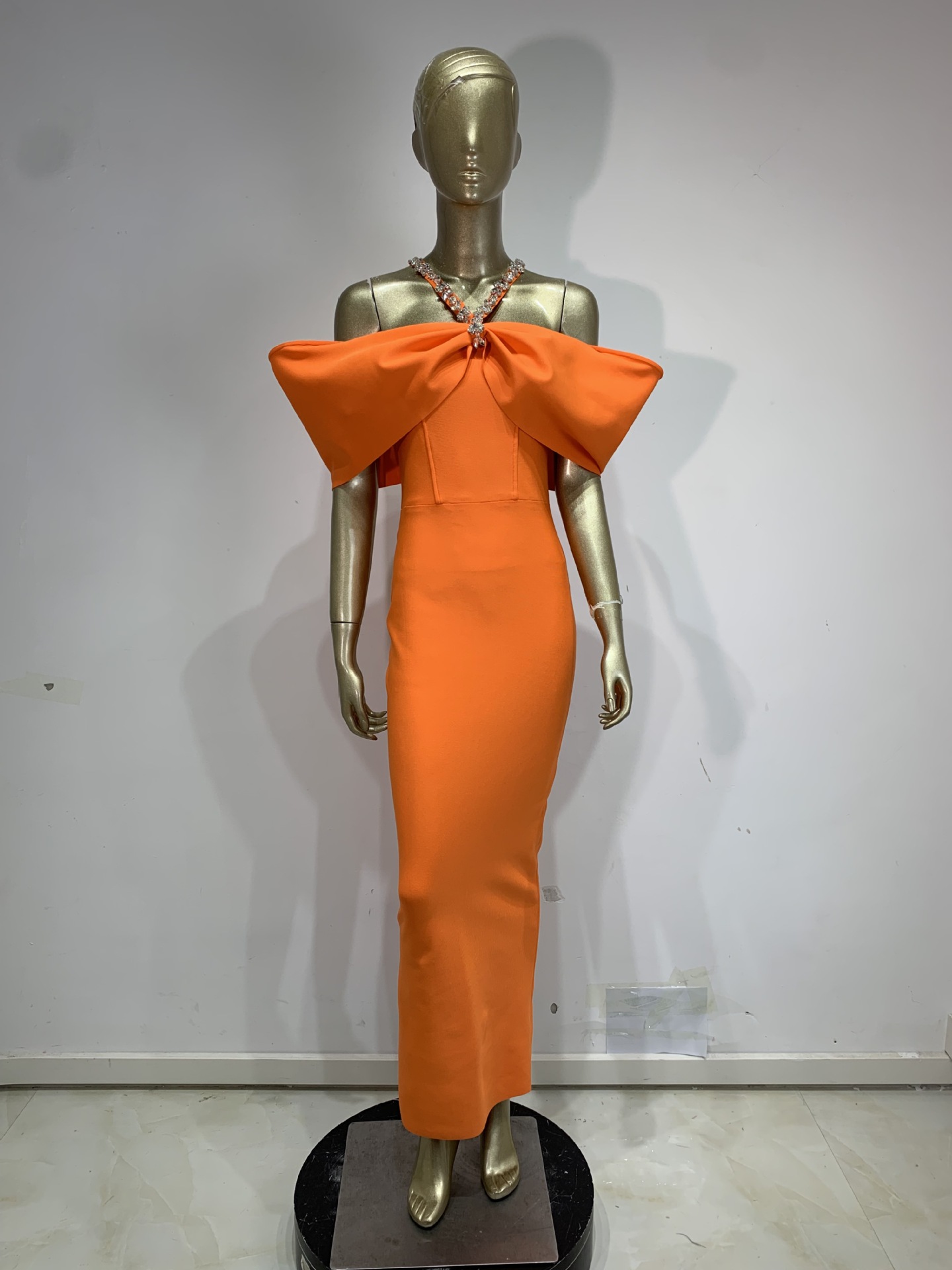 ชุดเดรสยาวแบบรัดรูปประดับเพชรพ - Maxi Dress Halter บทวิจารณ์และราคา