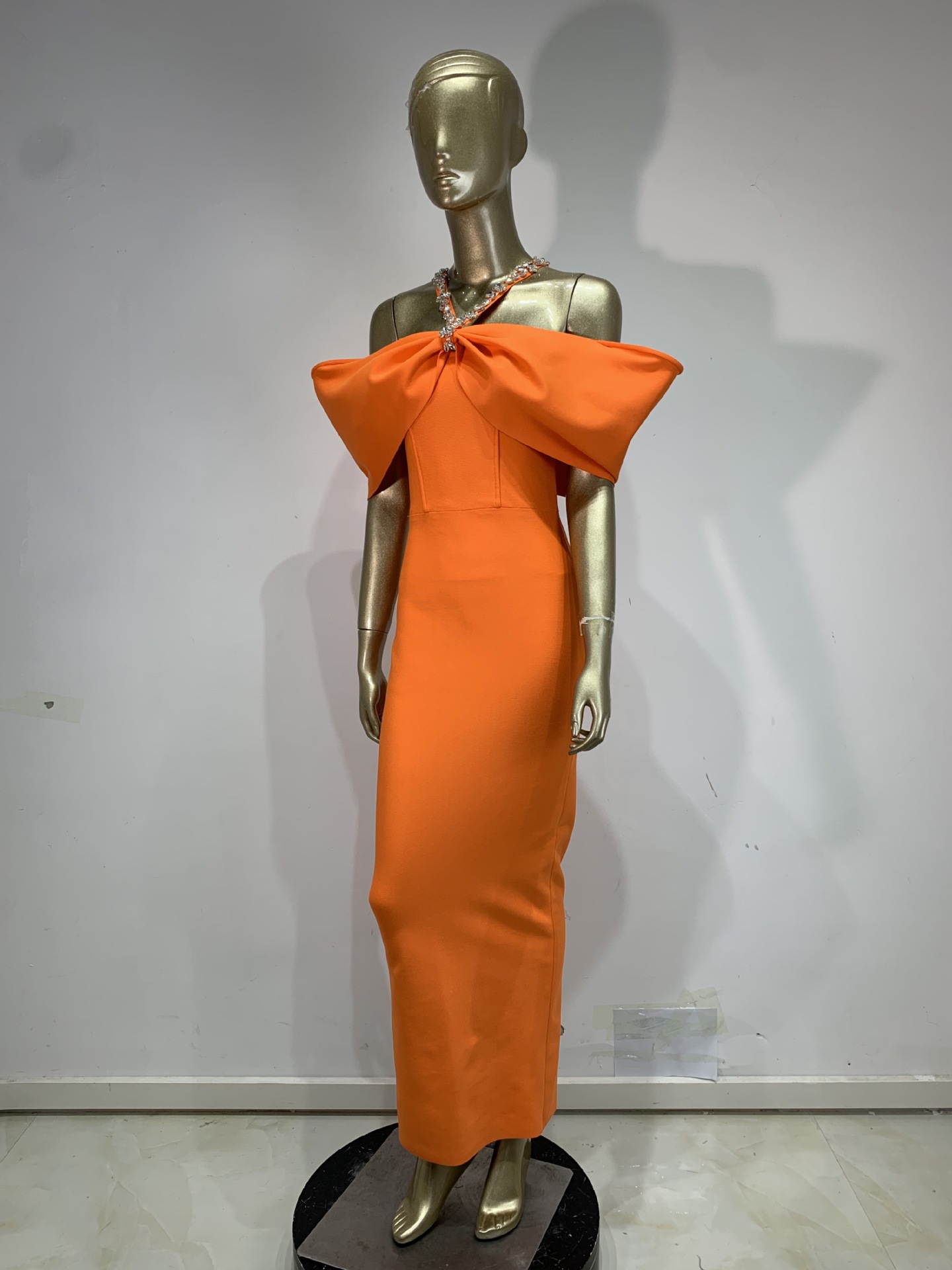ชุดเดรสยาวแบบรัดรูปประดับเพชรพ - Maxi Dress Halter บทวิจารณ์และราคา