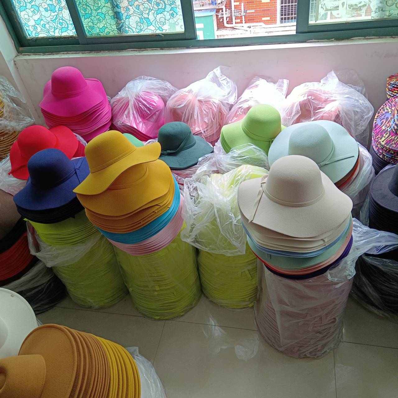 หมวกทรงโดมสีขาวสำหรับสุภาพสตรี - Hat Floppy Wide บทวิจารณ์และราคา